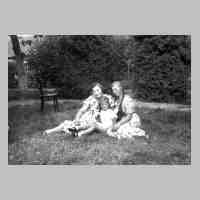 071-0108 Irene Klimach (Mitte) in Scherwinskys Garten 1936.JPG